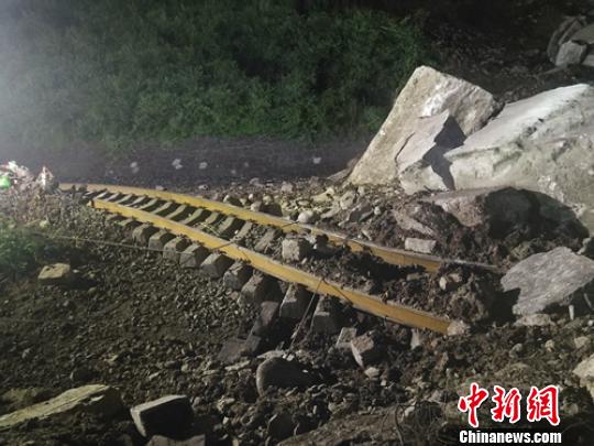 四川甘洛埃岱村山体垮塌:确认17人失联 搜救正在进行