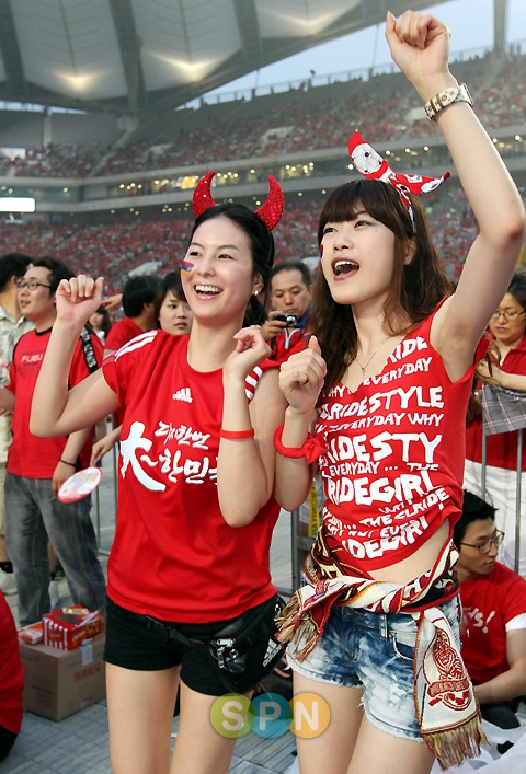韩国"红魔"啦啦队(韩国edaily网站)