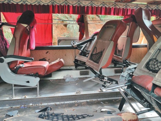 事故车辆内部座椅断裂,脱落.新京报记者 朱必胜摄