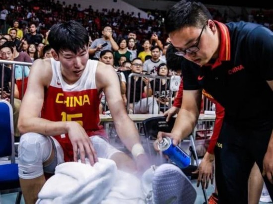 周琦受伤脚踝仍肿胀由训练师搀扶行走 将随队前往武汉_荔枝网新闻