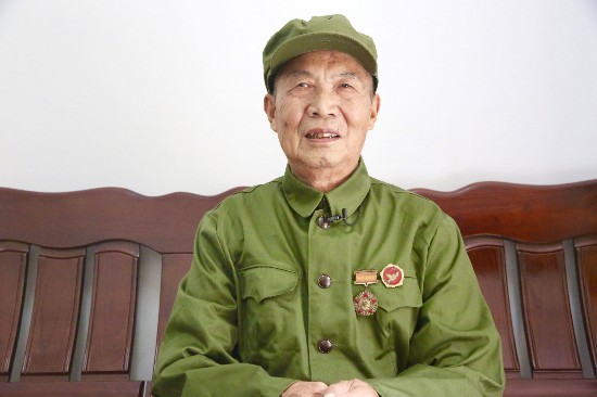 86岁抗美援朝老兵坚守上甘岭他的右腿被炸断