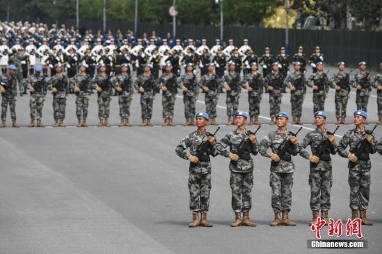 阅兵训练十字架图片图片