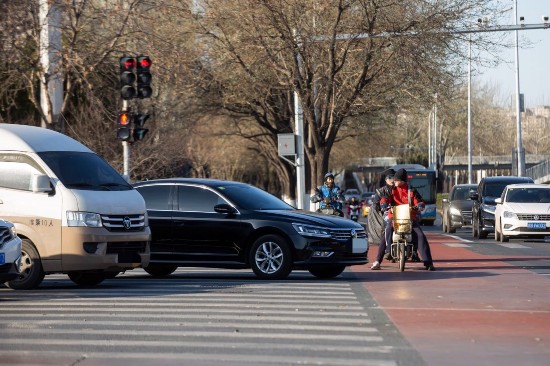 新京报记者 李凯祥 摄闯红灯现象明显,有路段信号灯缺乏倒计时提示