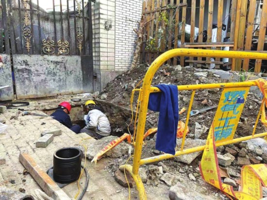 施工人员在进行燃气新老管道的切换施工. 记者朱雪芬摄