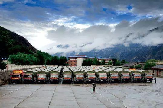 整装待发的汽车兵部队