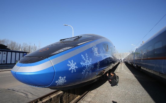 2018年12月24日,智能京张高铁"瑞雪迎春"复兴号列车车头.