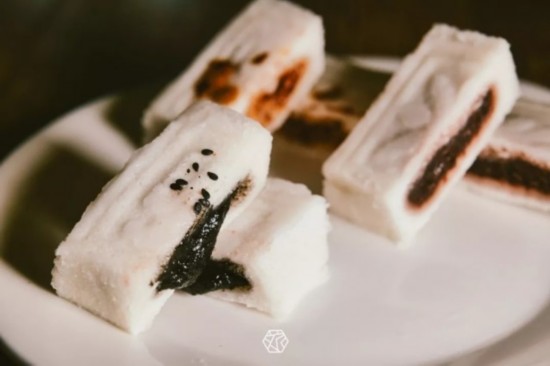 和老伴张阿姨两人一同经营一家小小的陆巷白玉方糕店
