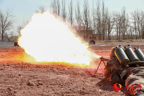 直击喷火兵实喷现场:火龙突击显神威