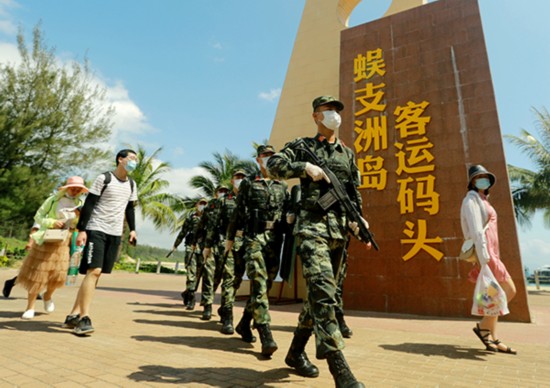 "五一"期间,武警海南总队三亚支队执勤官兵在蜈支洲岛旅游景区客运