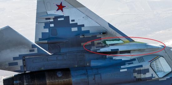 的思路,即在两侧机翼翼根下方,发动机进气口外侧配备茧包式格斗弹舱