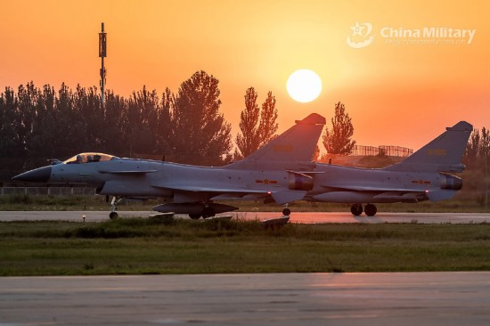 国产歼10战机"大象漫步"场面壮观