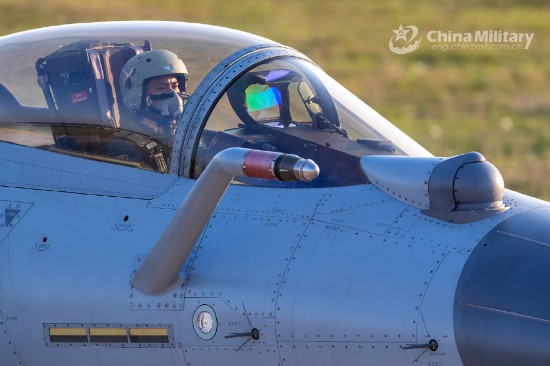 国产歼10战机"大象漫步"场面壮观