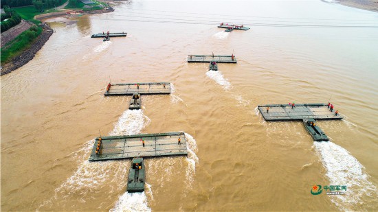 航拍丨舟桥兵渡河工程保障演练 "战桥"这样飞架黄河
