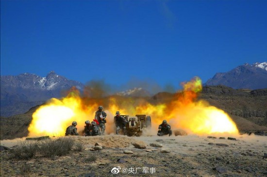 新疆军区炮兵部队重炮实弹射击满屏烈焰
