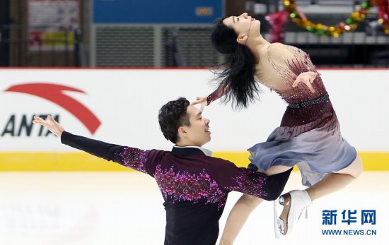 1月2日,"精英队"选手陈宏(右)/孙茁鸣在冰舞自由舞比赛中.
