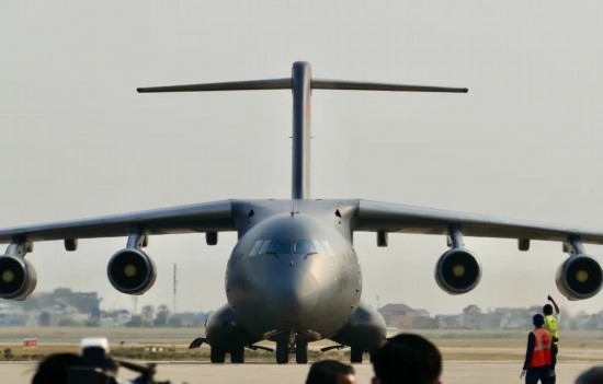 2月7日,運送中國援助柬埔寨新冠疫苗的飛機降落在金邊國際機場.