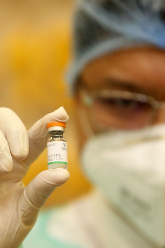 2月10日,医务人员在柬埔寨金边一家医院展示中国国药集团新冠灭活疫苗