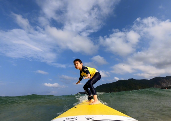 杜江三亚旅行父子冲浪,网友调侃:嗯哼比爹帅