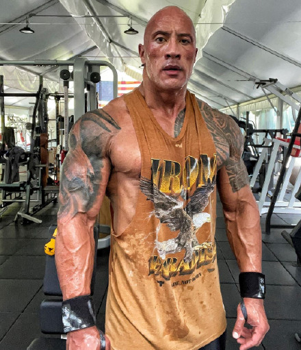 dc漫改新作《黑亚当》开拍,强森晒开机照