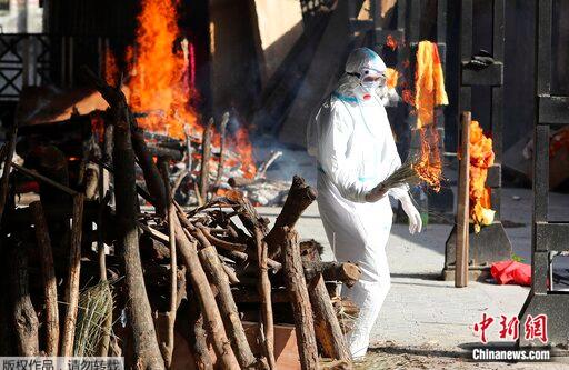 印度新冠病亡者激增 民众露天火化遗体景象凄惨