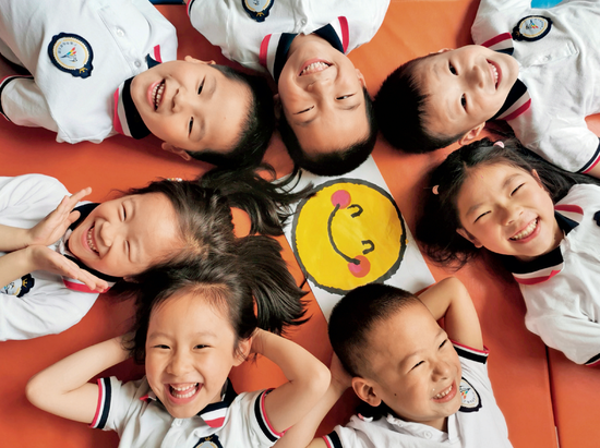江苏省无锡市梁溪区广益中心幼儿园的小朋友在展示笑脸(5月7日摄)