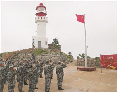 江苏省连云港警备区组织官兵在开山岛开展主题党日活动