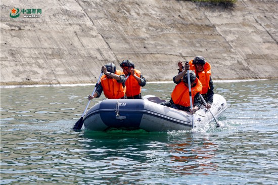 荔枝新闻 军事  近日,桂西北某地域,一场"水陆追击大战"悄然拉开战幕
