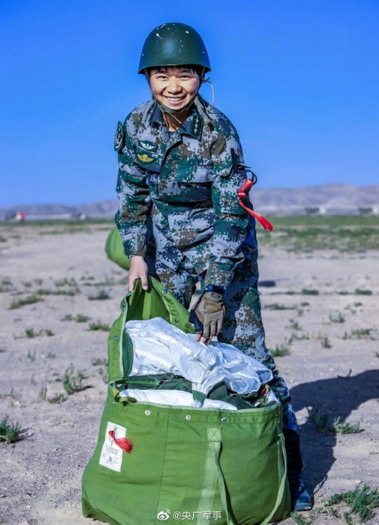 飒!雪枫旅特战女兵首次跳伞成功