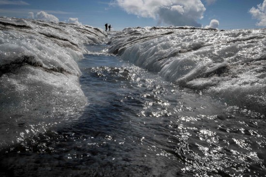 瑞士冰川受气候变化影响融化速度加快