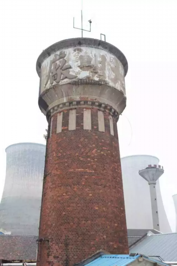 形砖筑水塔水塔上繁体的"大明厂"字样虽斑驳但依稀可见塔身的红砖上