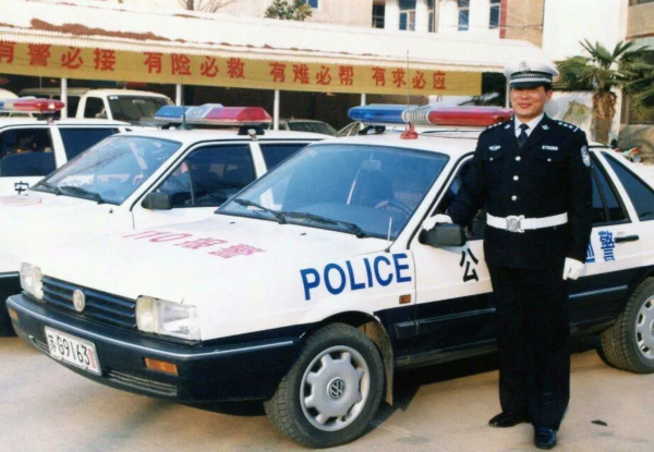 2000年警车图片