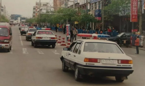 90年代末,在東海縣城區巡邏的桑塔納警車△20世紀初,民警從警用