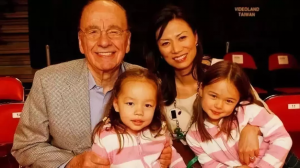 人物传|50岁邓文迪和24岁小奶狗分了,怎么还没出本撩汉秘籍