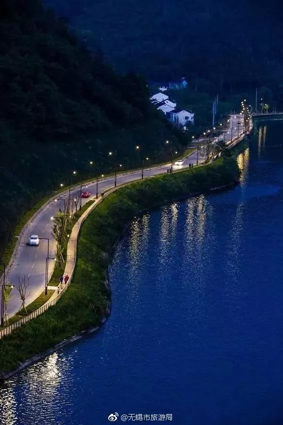 群山绵延,竹海婆娑,朝晖夕阴,气象万千,龙珠湖宛若一幅自然灵动,清新