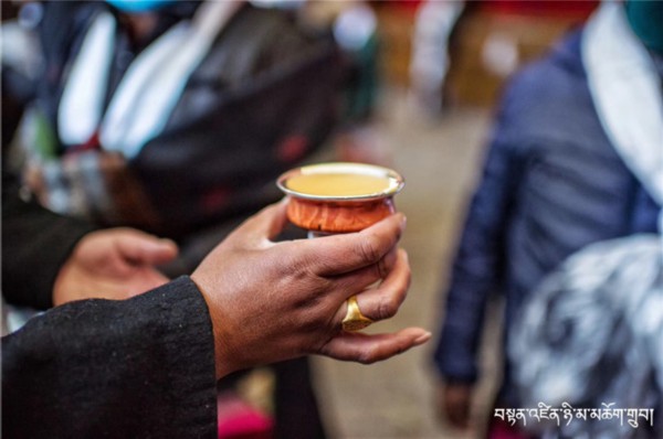 拉萨妇女们向大昭寺的护法神吉祥天母敬献青稞酒