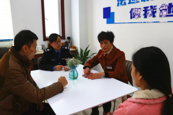 曹洁调解婆媳纠纷参与公益创投项目,与街道妇联联合开展反家暴项目