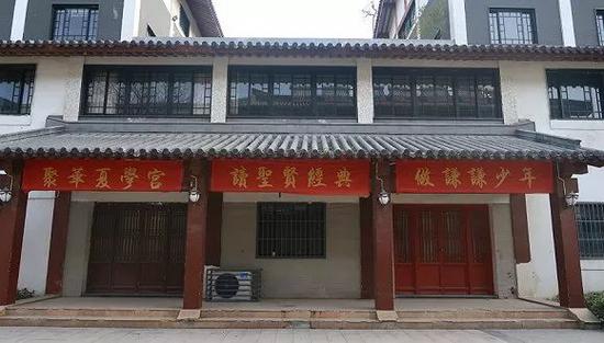 孙楠女儿就读的华夏学宫火了:学费10万 但没学历