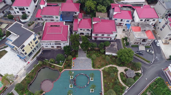 上栗县福田镇边塘村正在召开群众贴心会.陈刚 摄