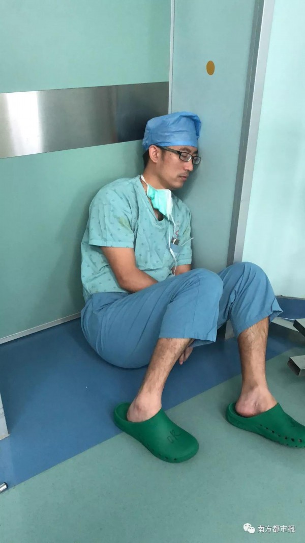 做7台手术靠墙睡成网红 医生: 非常普通 不值一提
