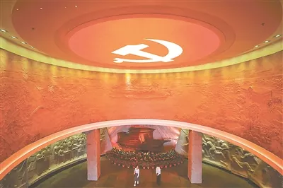 荔枝新闻 时政        浙江嘉兴南湖革命纪念馆内,序厅穹顶上的党徽