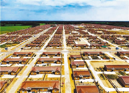 图为新疆喀什地区叶城县阿克塔什镇鸟瞰,这是新疆最大的易地扶贫搬迁