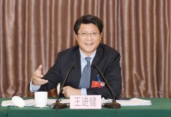 無錫市政府副市長,江陰市委書記王進健參加城東小組的分組審議.