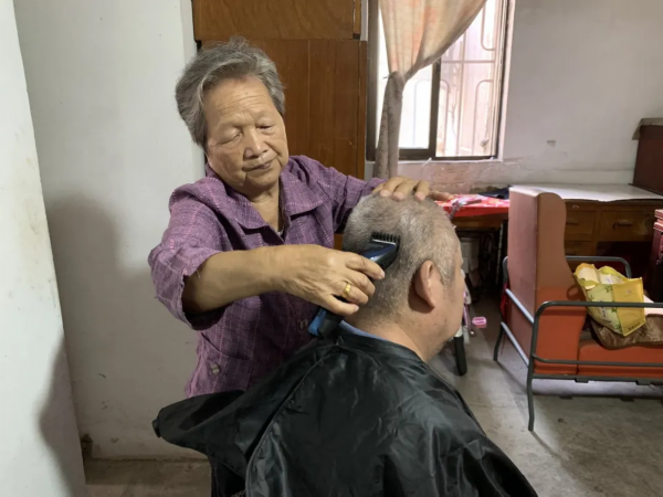 朱锡凤还学会了帮儿子剃头发