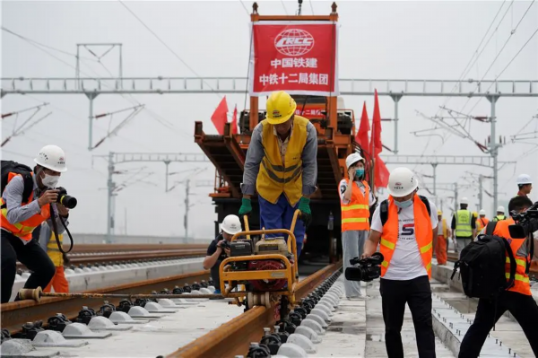 京雄城际铁路全线铺轨贯通.邢广利摄