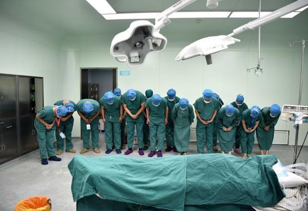 在安徽省立医院,工作人员向志愿捐献器官的41岁援藏医生赵炬的遗体