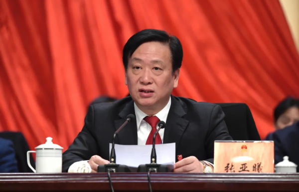 张亚曦主持会议