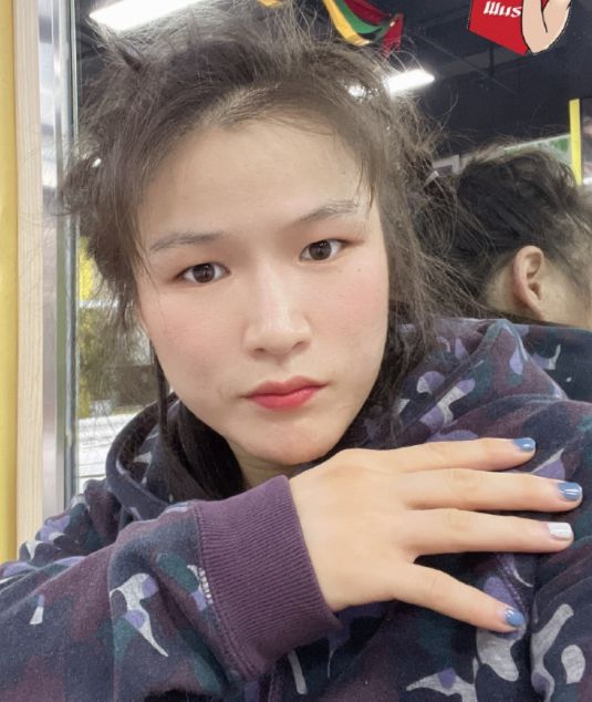 张伟丽晒甜美自拍指甲油亮了 网友:超级温柔小姐姐