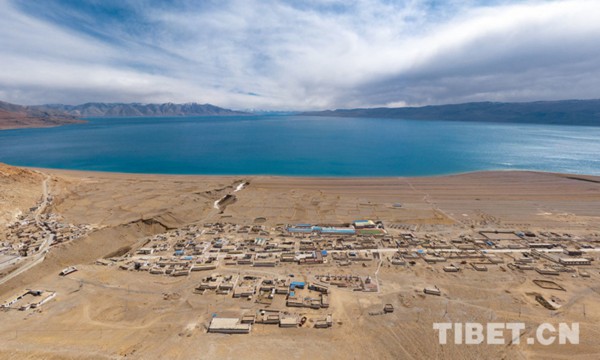 图为那曲市尼玛县境内惹雍错湖畔的文布南村(资料图)