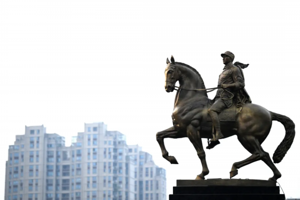 藍天下,英武的新四軍戰士身背大刀,手握韁繩,騎著前蹄高揚的戰馬昂首