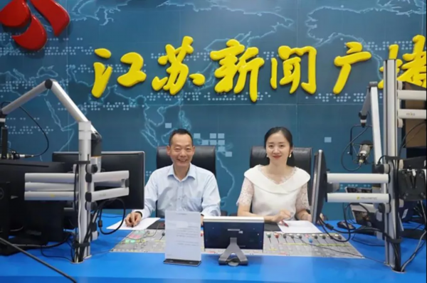 副厅长陈浩东▲右/江苏新闻广播《政风热线》主持人王瑾